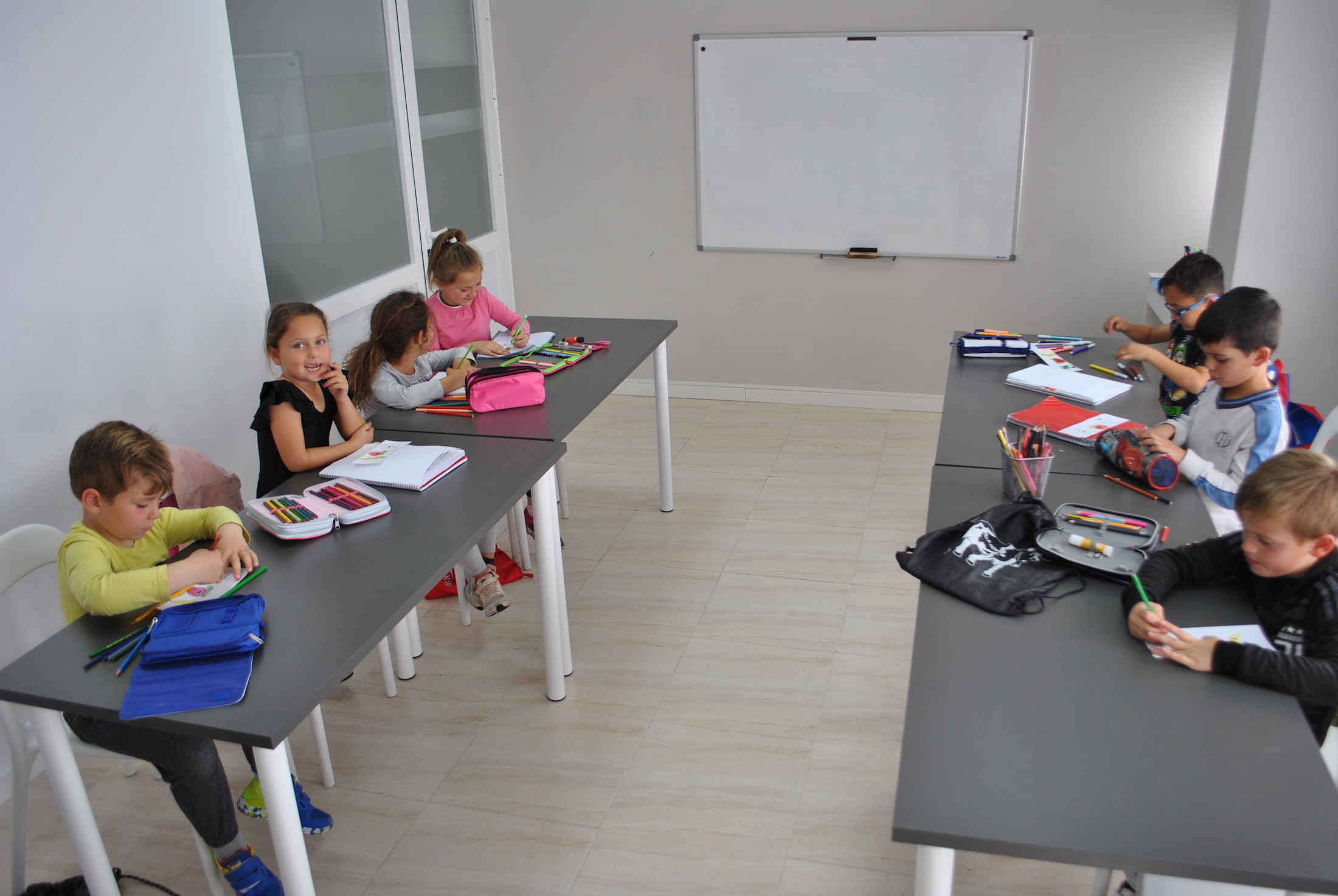 Alumnos estudiando en la Academia de inglés y francés en Torremolinos AcadeM